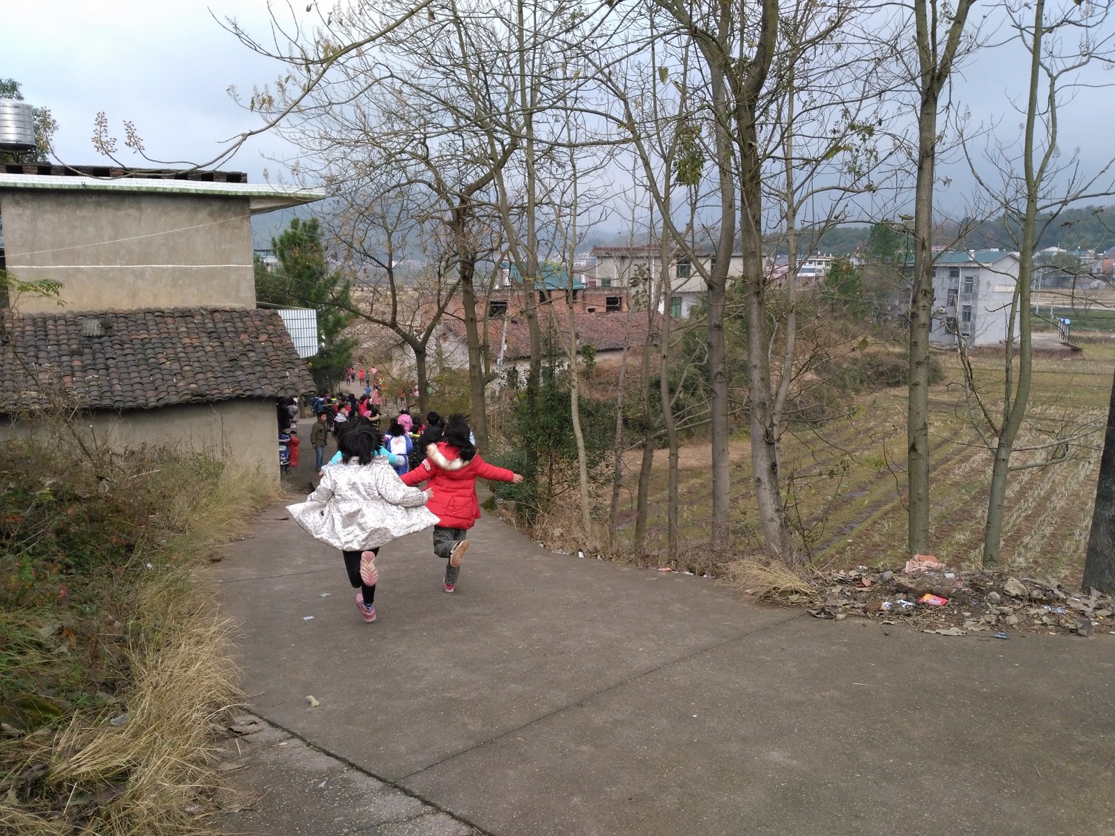 茶园小学孩子们欢脱的放学回家_副本.jpg