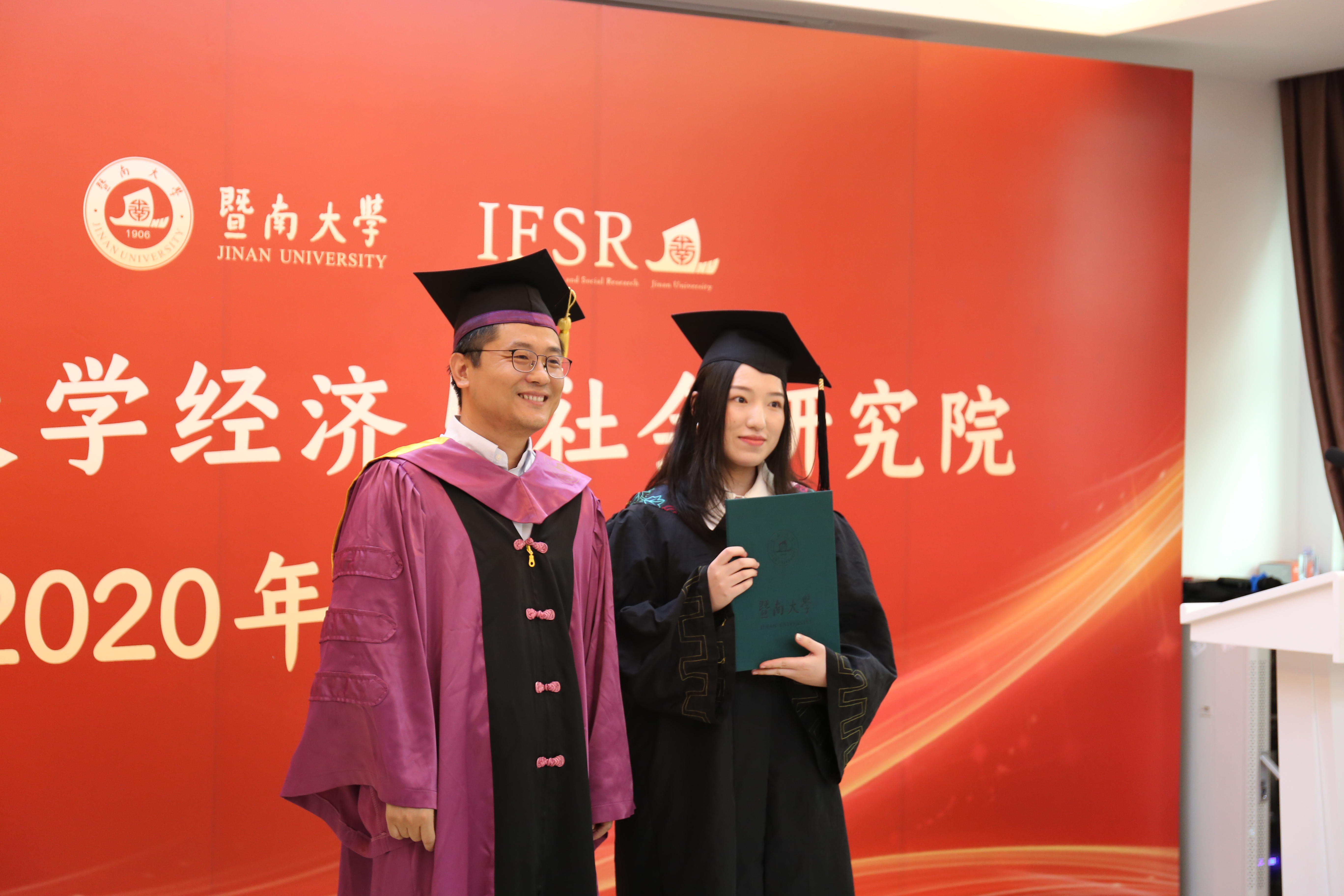 届毕业生们分批上台,院长冯帅章教授依次为每一位毕业生授予学位证书